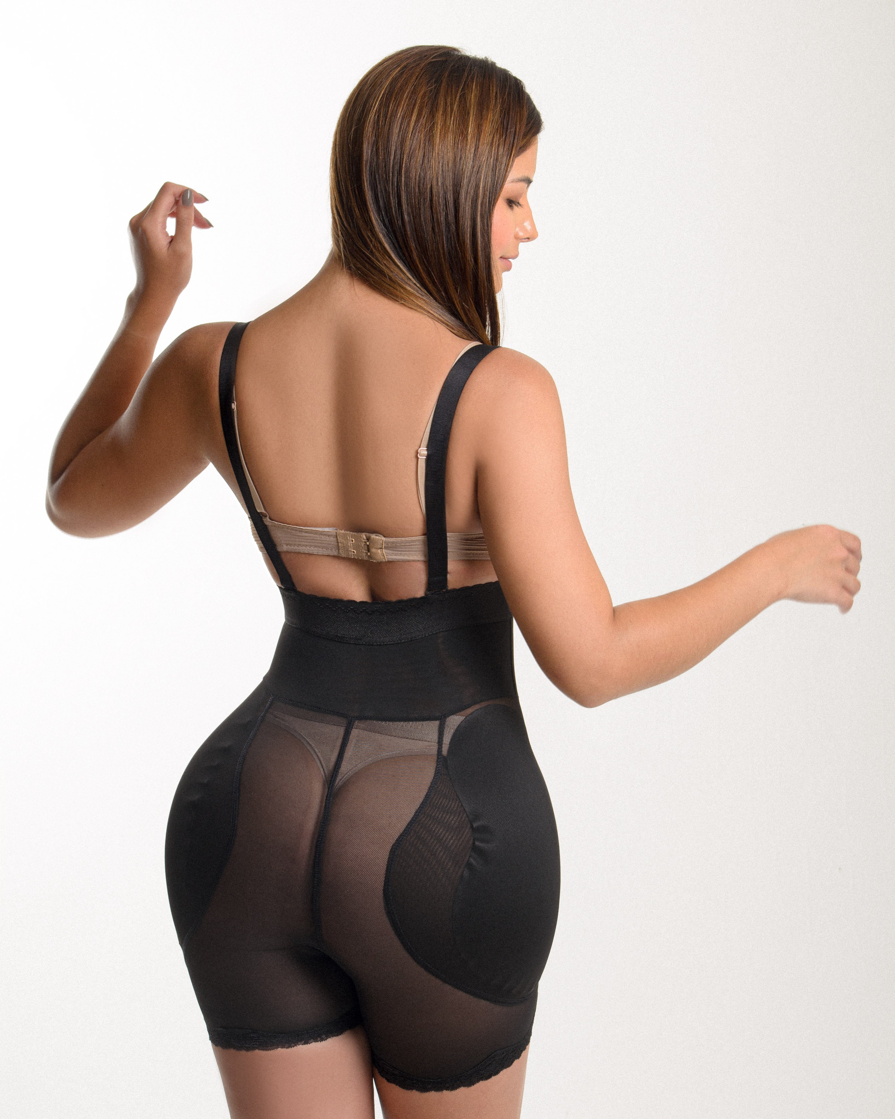 Modelo con relleno en caderas OBRA BENEFICA