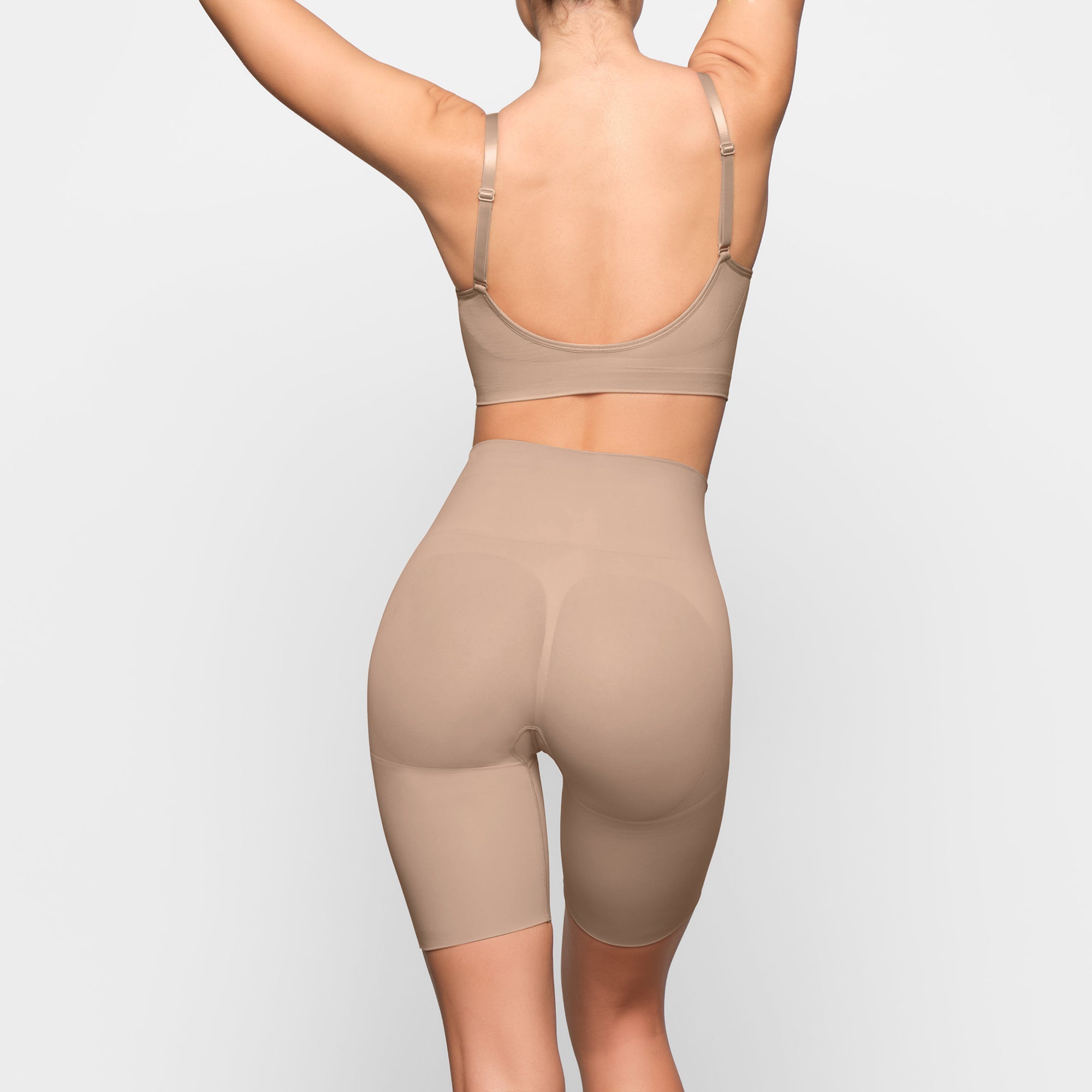 SEAMLESS SCULPT BUTT LIFTING SHORT SKIMS