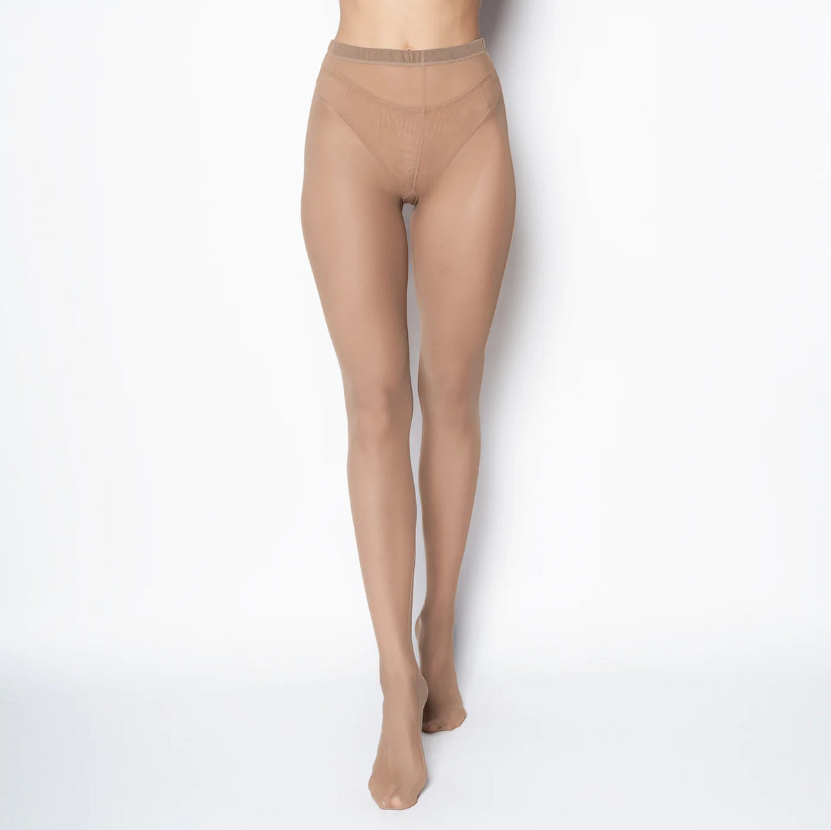 The Nylon club, Rebeca Moca