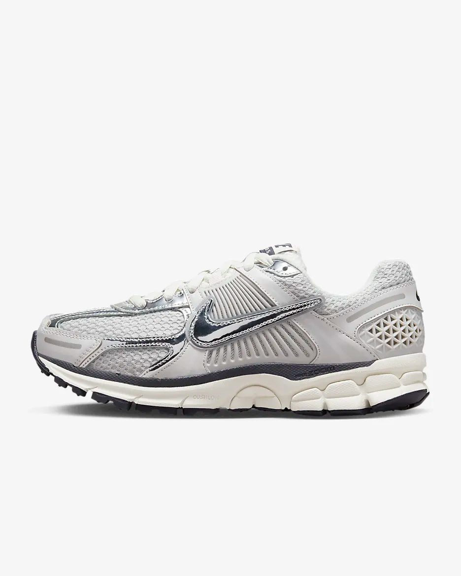 Nike Zoom Vomero 5
Zapatillas - Mujer
